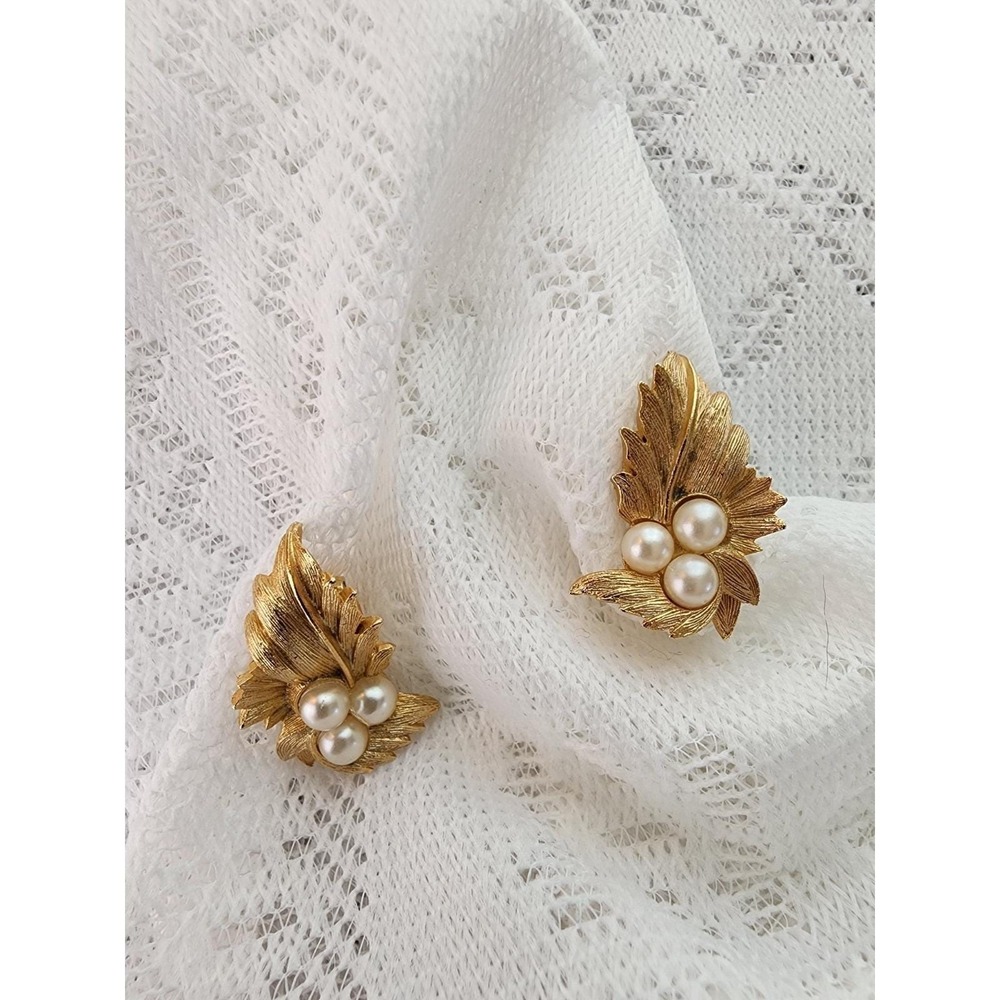Vintage Sarah Coventry Gold Tone Pearl Earrings Clip On Feather Coquette Dainty